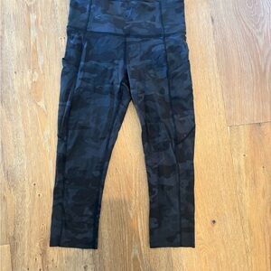 Lululemon Women’s Camouflage Capri Leggings with pockets.